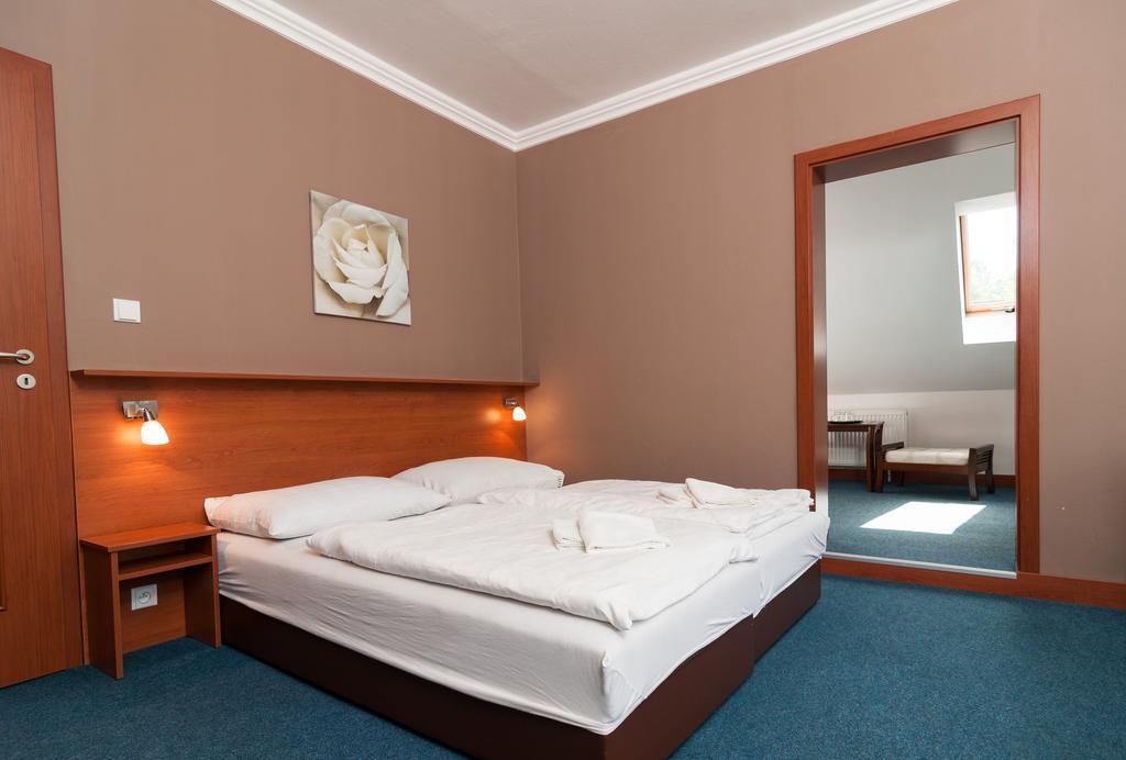 Hotel Radejov Knezdub 外观 照片