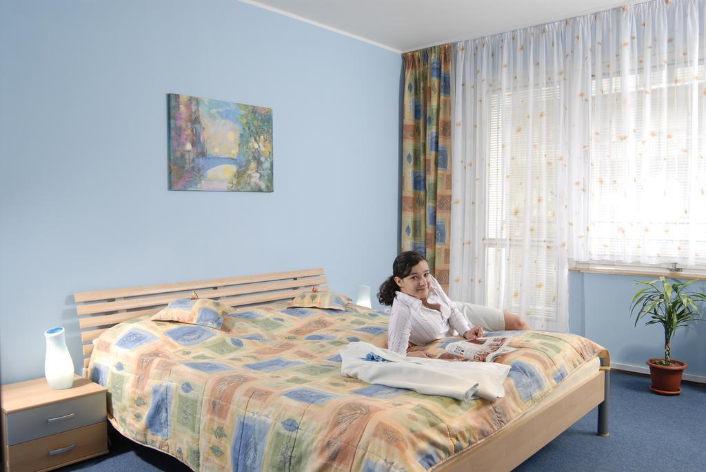 Hotel Radejov Knezdub 外观 照片