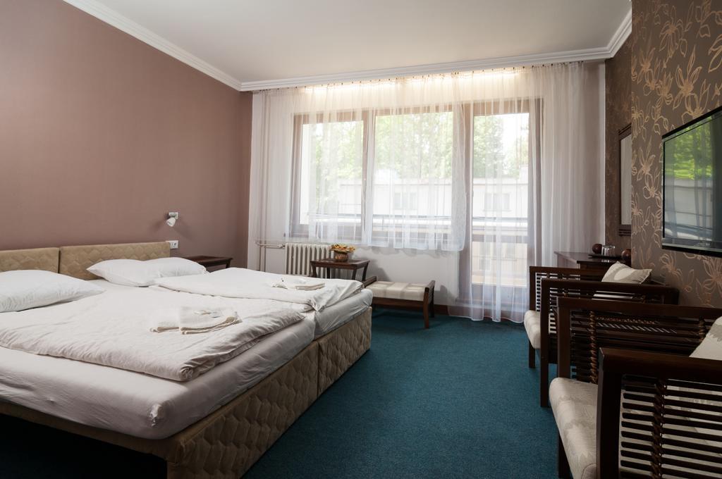 Hotel Radejov Knezdub 外观 照片