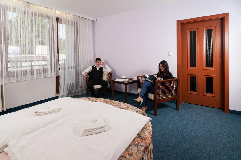 Hotel Radejov Knezdub 外观 照片