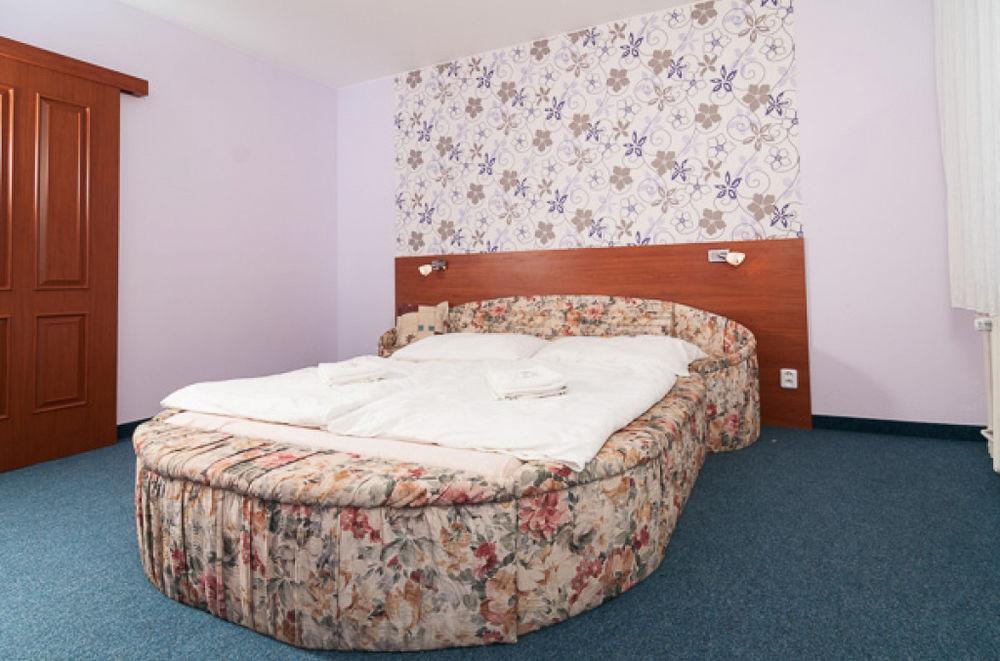 Hotel Radejov Knezdub 外观 照片