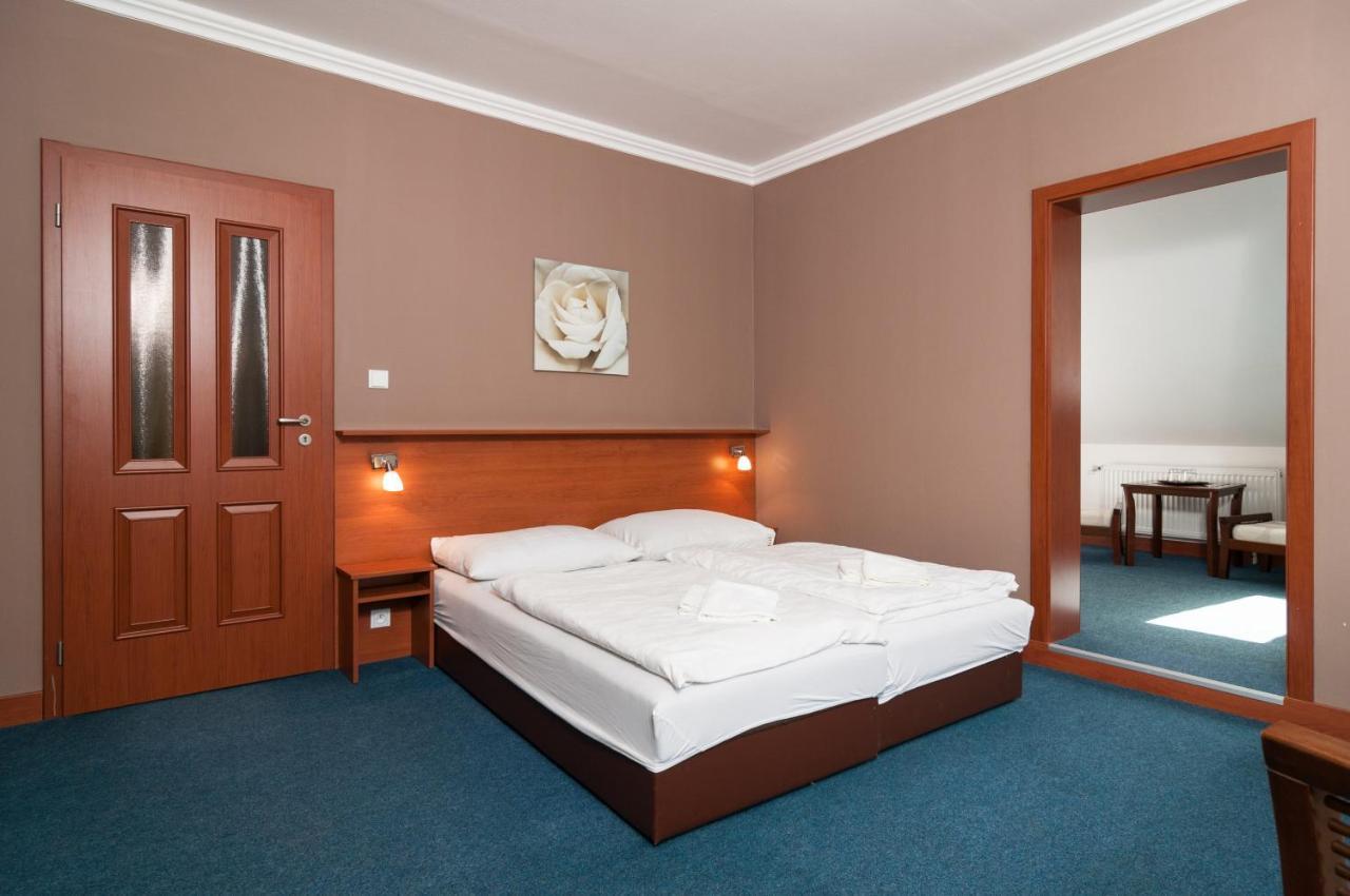 Hotel Radejov Knezdub 外观 照片